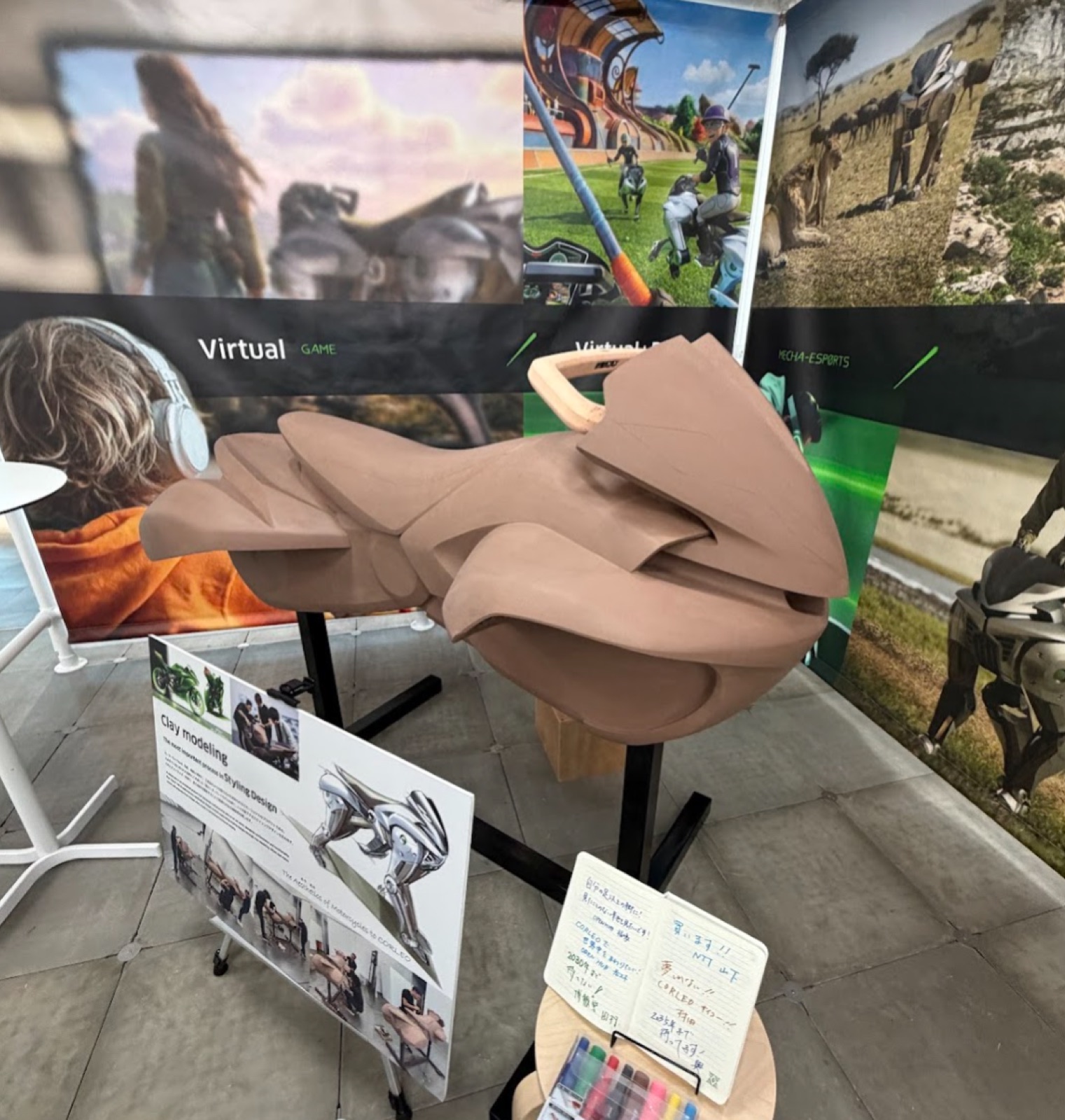 モーターサイクル開発の Clay modeling 展示 — Virtual / GAME / e-Sports とも連動する川崎重工のデザインスタジオ